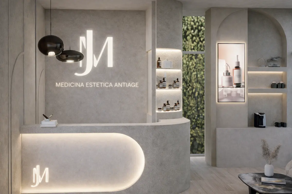 Imagen ilustrativa de la recepción de Jota Eme con el logo iluminado y estantes con productos
